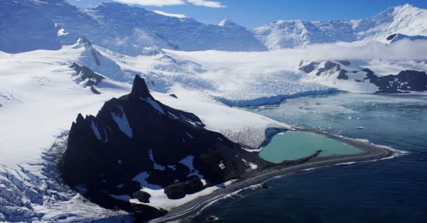 На нашу антарктическую базу обрушился ураганный ветер скоростью более 150 км/ч.