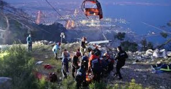Они спасли более 50 человек, застрявших в канатной дороге недалеко от турецкого города Бурса.