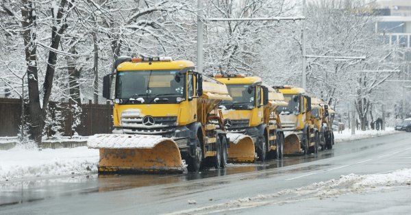 В столице ночью провели противообледенительные обработки