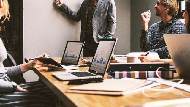 Среднегодовая зарплата в нашей стране выросла на 12% в 2025 году.