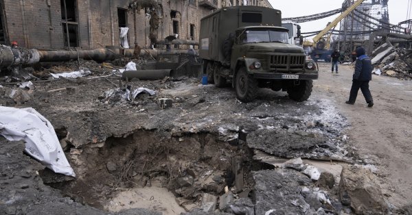 В результате атаки российского беспилотника на Киев пострадали два человека, пострадал детский сад
