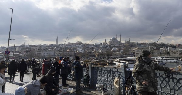Население Стамбула сейчас приближается к 16 миллионам человек.