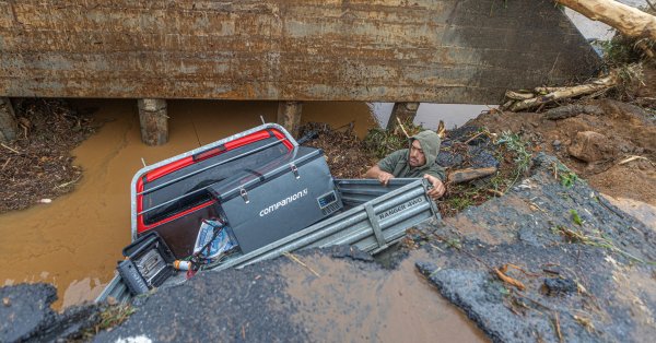 Шторм в Новой Зеландии оставил без электричества тысячи семей, дороги закрыты