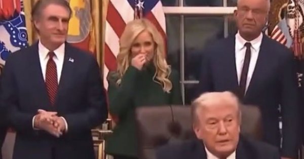 Трамп обмочился в Овальном кабинете на глазах у журналистов? ВИДЕО