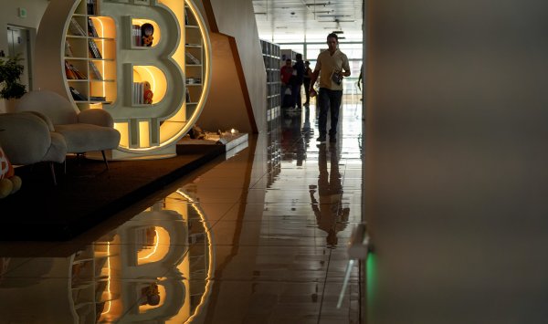 Почти половина биткойнов стоят меньше, чем цена, заплаченная за них