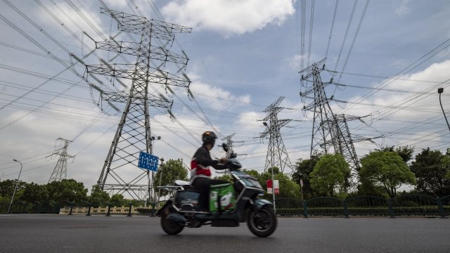 Активность в секторе услуг Китая растет, набор сотрудников достиг шестимесячного максимума