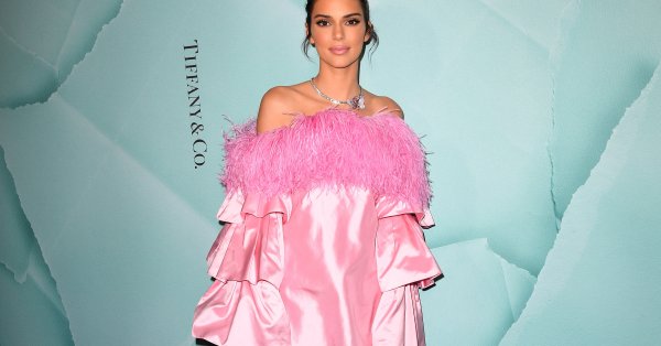 Провокация: Кендалл Дженнер снимает стринги на каблуке