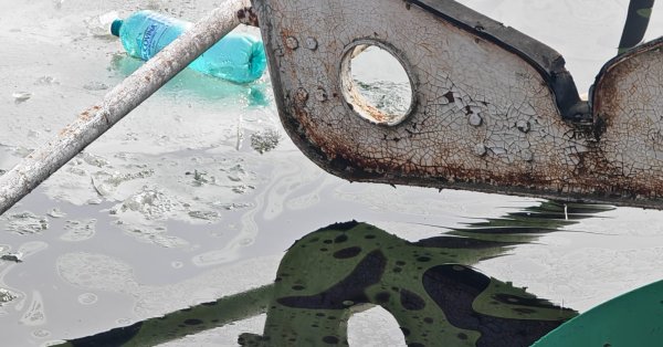 Затонувшая баржа возле Гюргево загрязнила Дунай нефтью