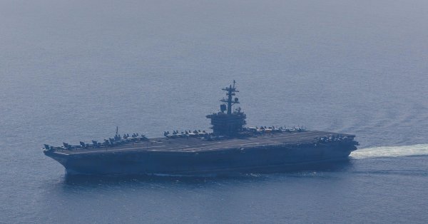 Самый большой в мире авианосец вошел в Средиземное море