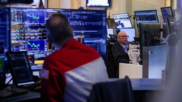 Индекс Доу-Джонса вырос на 500 пунктов, трейдеры не обращают внимания на падение золота и биткойнов