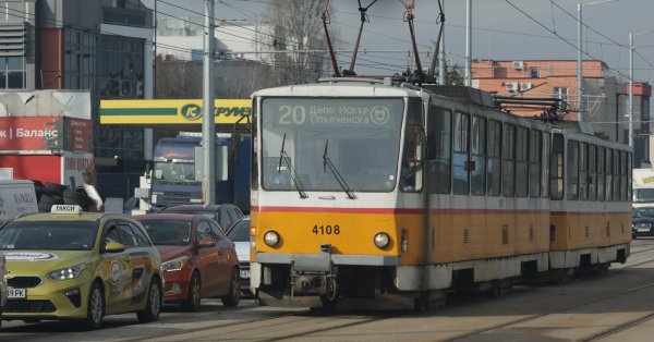 Трамвай сбил мужчину возле «Пирогова»