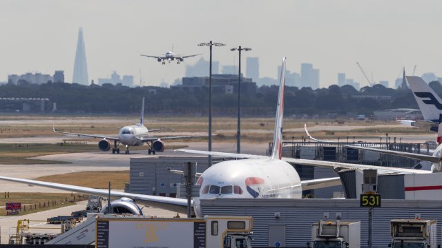 «Хитроу» может лишиться звания самого загруженного аэропорта Европы