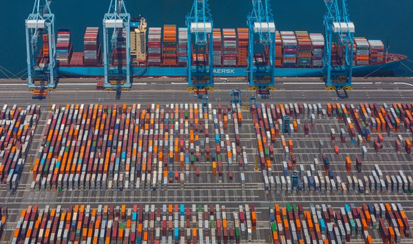 Суда, обеспечивающие глобальную торговлю, станут электрическими