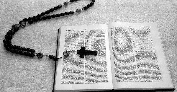 Все большее число людей в Великобритании ищут... экзорцизма