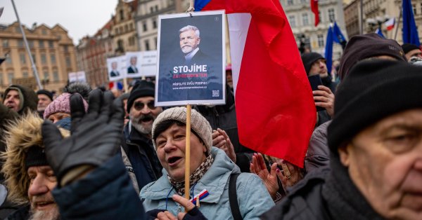 Тысячи людей вышли на демонстрации в поддержку президента Чехии