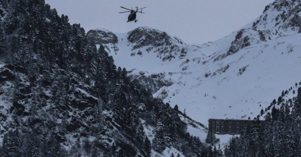 Три человека погибли и четверо получили ранения в результате схода двух лавин во французских Альпах.