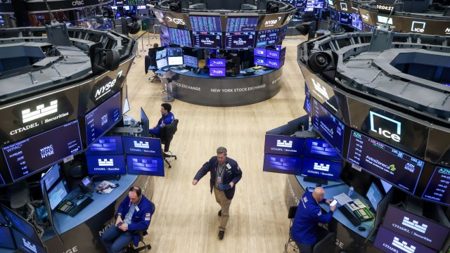 Новые экономические данные встревожили инвесторов с Уолл-стрит.