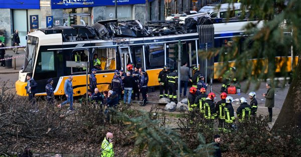 Один человек погиб и 20 получили ранения в результате схода трамвая в Милане ФОТО