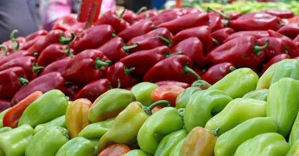 На рынке: свежих овощей много, в основном перец и корнишоны.