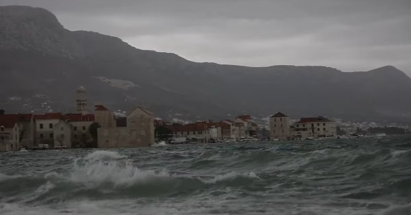 Восьмиметровые волны в море, наводнения в Хорватии ВИДЕО