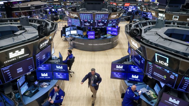 Индекс Dow закрылся более чем на 350 пунктов выше на фоне восстановления акций программного обеспечения.