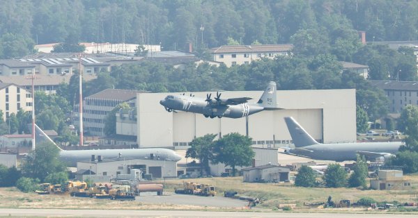 Почему США прекращают поставки транспортных самолетов C-130J?