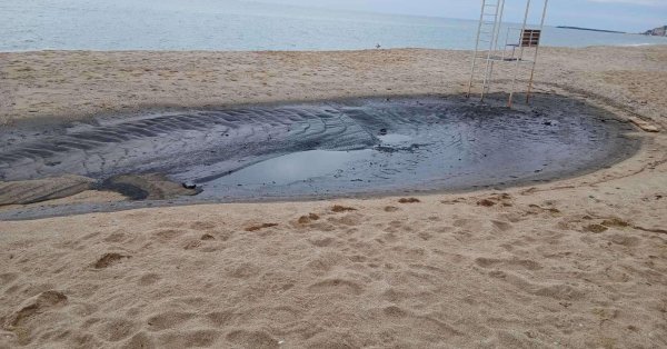 В кадре: Разлив мазута загрязнил пляж Кабакум.