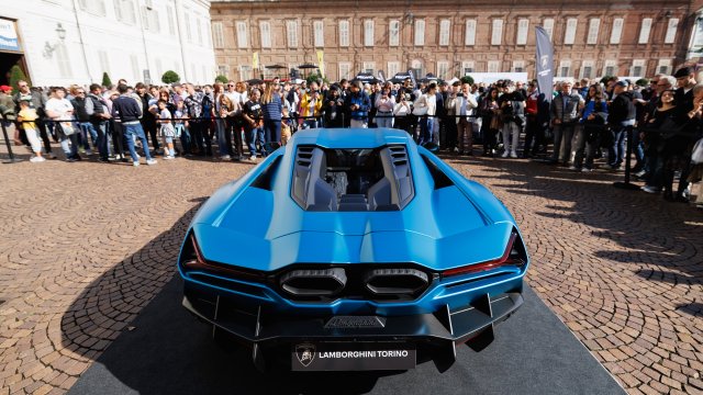 Босс Lamborghini: Мы замораживаем электрификацию из-за слабого спроса