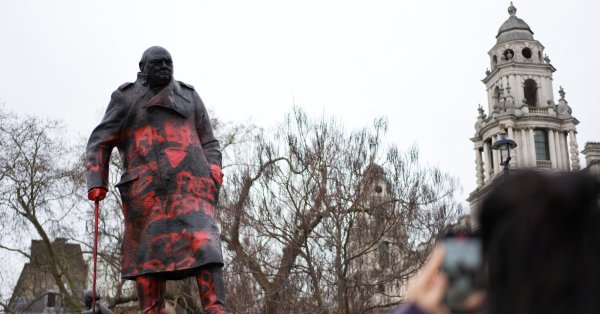 Статуя Черчилля в Лондоне была написана с надписью «Свобода Палестине».