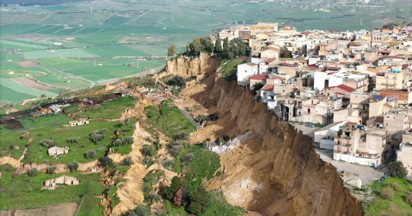 Гнев в итальянском городе Нишеми, нависшем над 25-метровой пропастью ФОТО/ВИДЕО