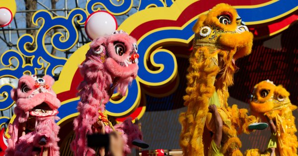 Китай встретил год Огненной Лошади большим гала-концертом и роботами