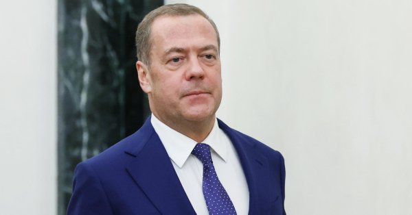 Медведев: Россия будет симметрично реагировать на переброску Киеву ядерного оружия