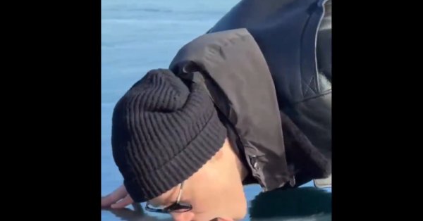 Почему возле Байкала сожгли чучело любимого певца Путина? ВИДЕО