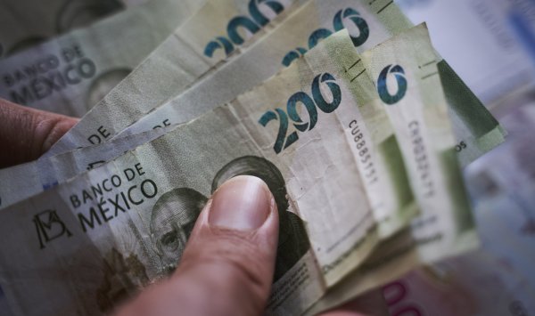 Трамп и дорогой песо ударили по денежным переводам иммигрантов в Мексику