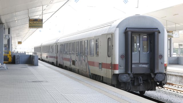 С апреля пассажиров будут обслуживать 34 новых поезда, завершить модернизацию железных дорог к 2029 году.