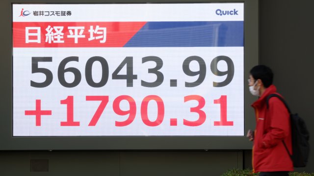 Японский индекс Nikkei 225 впервые пересек отметку в 57 000 пунктов.