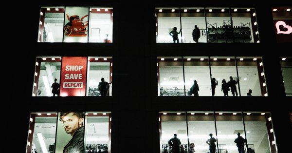 Две женщины ранили троих ножом в торговом центре Нью-Йорка