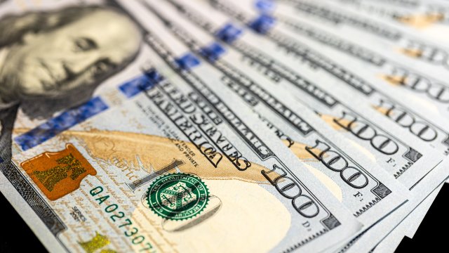 К чему приводит слабый доллар?