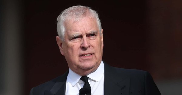 Бывший принц Эндрю стоит на коленях над женщиной на новых слитых в сеть кадрах ФОТО