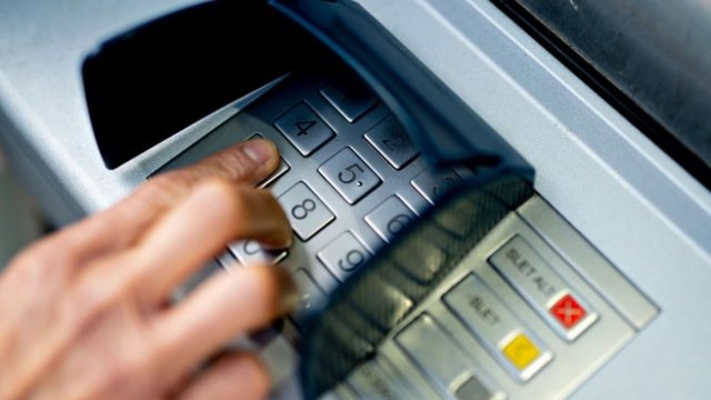 Евромиграция оказалась успешной благодаря инвестициям в размере 200 миллионов евро от банков и более 25 тысячам сотрудников.