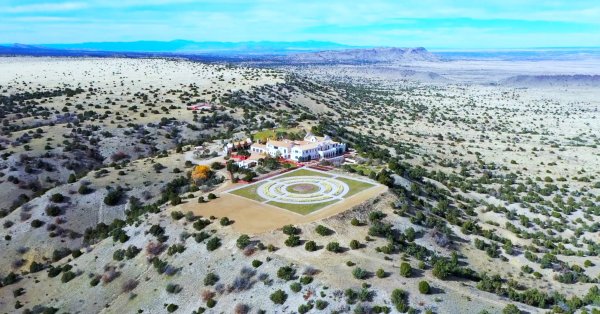 Политик из Техаса, баллотирующийся на пост президента, является тайным покупателем ранчо Эпштейна