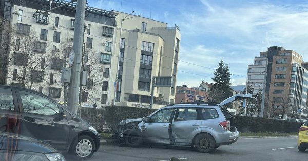 Движение затруднено из-за аварии на бул. Болгария.