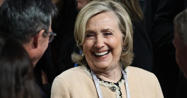 Хиллари Клинтон назвала позицию Трампа по Украине "позорной".