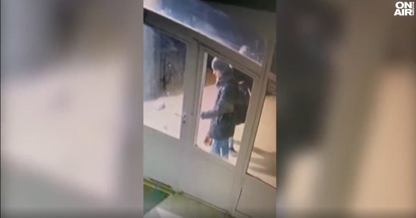 Незнакомец беспокоит жилой квартал в мегаполисе: он освещает входную дверь, лифт