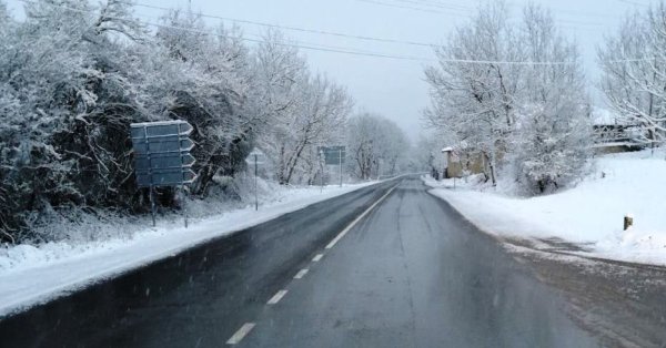 На перевалах в Смолянско снег до 15 см, ограничений на дорогах нет.