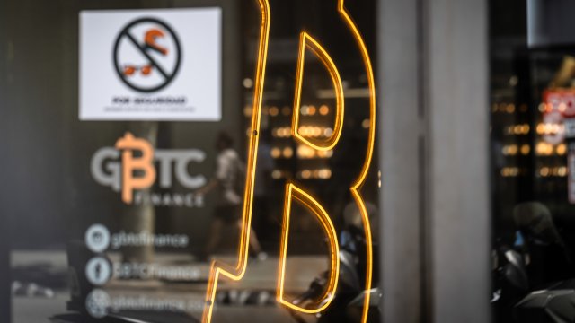 Биткоин упал ниже $65 тыс.