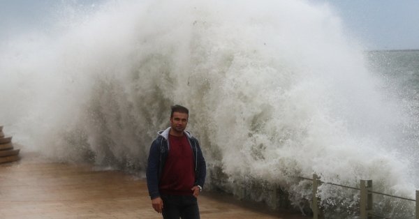 Мощные штормы снесли крыши и заборы на западе Турции