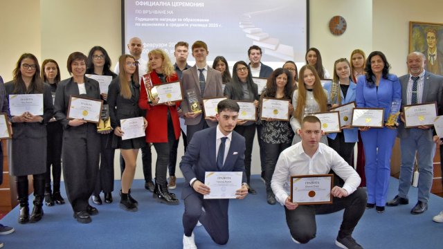 УЗФ и СБУ вручили Ежегодную премию за экономическое образование в общеобразовательных школах за 2025 год.