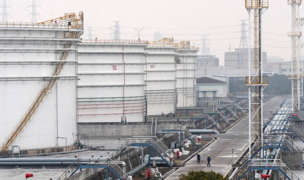 Россия и Иран снижают цены в гонке за продажу своей нефти Китаю