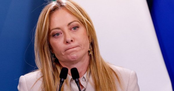 Мелони утешает мать ребенка, которому пересадили поврежденное сердце